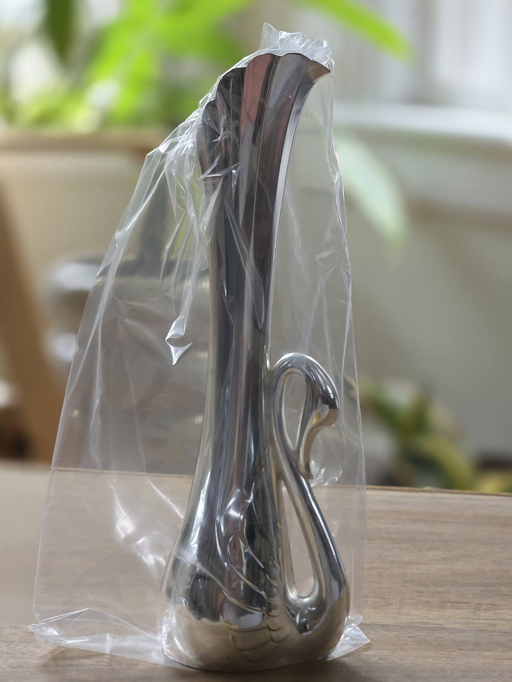 vintage Oneida silver-plated swan bud vase, standing approximately 7 inches tall - Picture 14 of 16